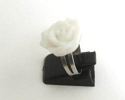 Bague réglable fleur rose blanche