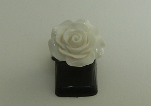 Bague r&eacute;glable fleur blanche