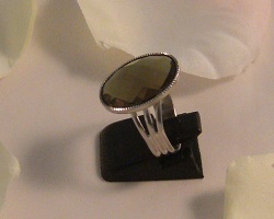 Bague cabochon strass vert kaki