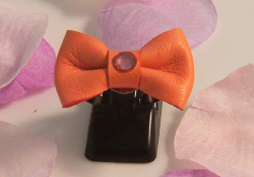 Bague noeud en cuir corail r&eacute;glable