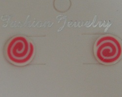 Boucles d'oreilles puces artisanal fimo spirale rose  et blanche