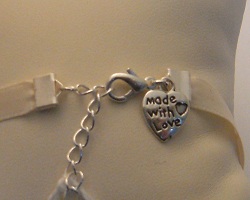 Bracelet artisanal satin beige t&ecirc;te de mort rouge