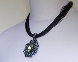 Collier artisanal en perles vertes et bleues