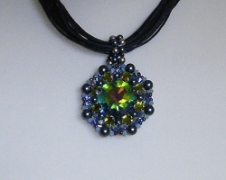 Collier artisanal en perles vertes et bleues