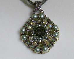 Collier artisanal en perles vertes